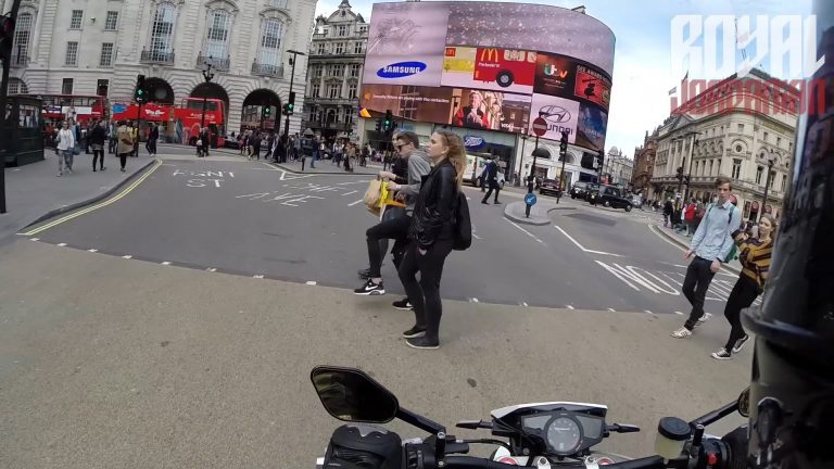 Motorheld op Husqvarna is voetgangers zat in Londen