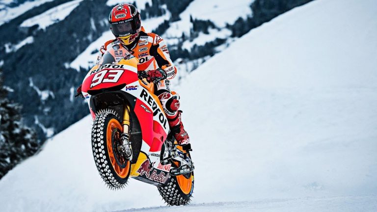 Marquez laat zien dat zijn motor ook snel kan in de sneeuw