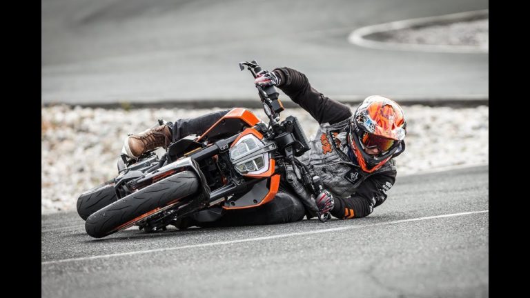 Kerel leert op KTM Duke 390 hoe hij bochten in slide